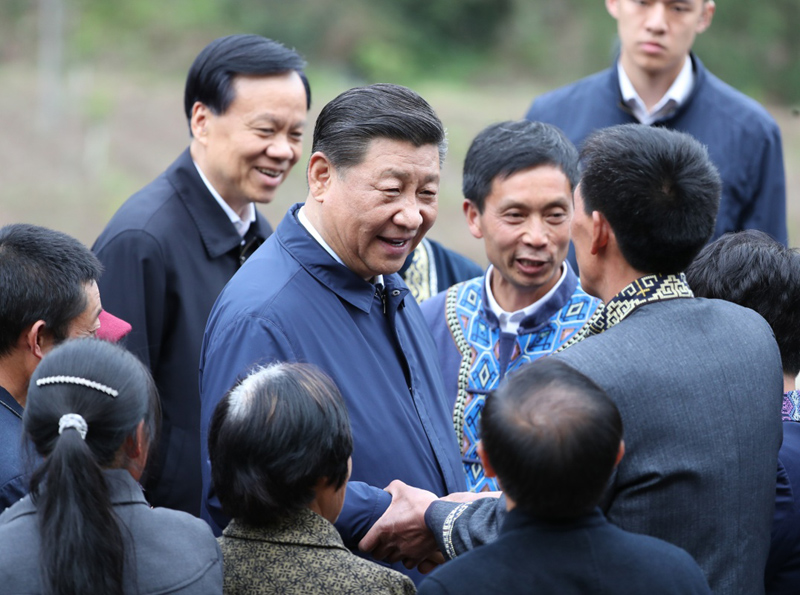 2019年4月15日至17日，中共中央總書記、國(guó)家主席、中央軍委主席習(xí)近平在重慶考察，并主持召開(kāi)解決“兩不愁三保障”突出問(wèn)題座談會(huì)。這是4月15日下午，習(xí)近平在石柱土家族自治縣中益鄉(xiāng)華溪村同村民親切交流。新華社記者 丁海濤 攝