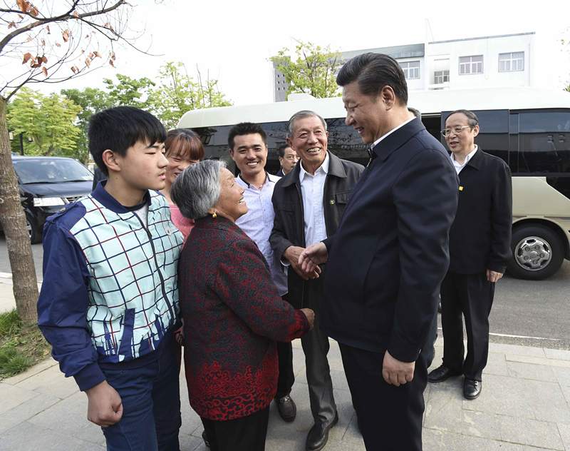 2016年4月25日，習(xí)近平在安徽省滁州市鳳陽(yáng)縣小崗村看望當(dāng)年大包干帶頭人嚴(yán)金昌（右三）一家。