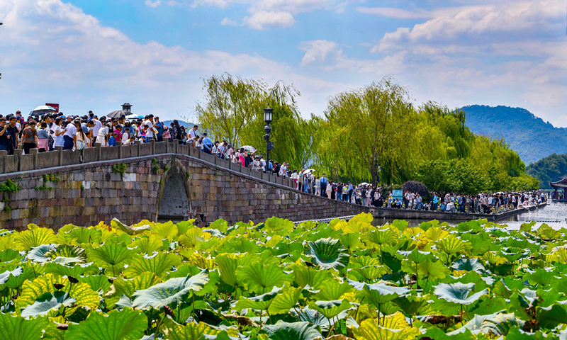 2024年10月4日，杭州西湖景區(qū)迎來國慶假期旅游高峰。