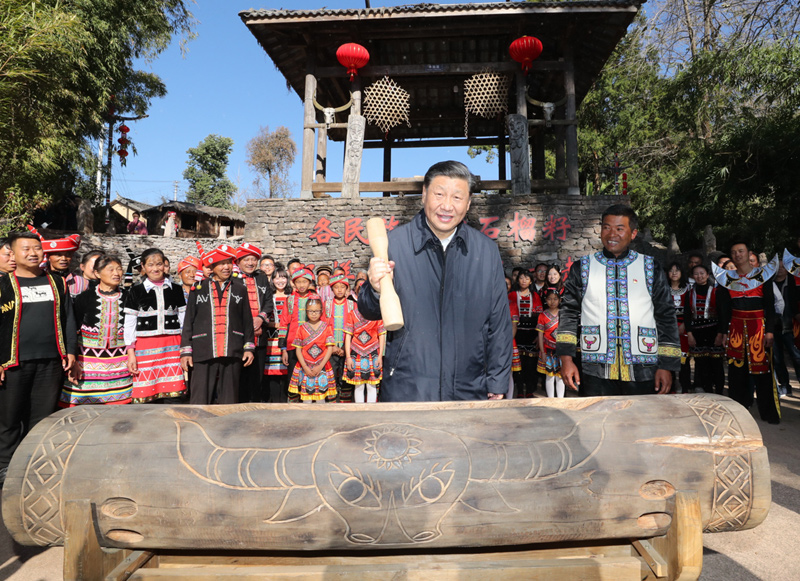 2020年1月19日，習(xí)近平總書(shū)記在云南省騰沖市清水鄉(xiāng)三家村中寨司莫拉佤族村廣場(chǎng)上，敲響三聲佤族木鼓，祝福來(lái)年風(fēng)調(diào)雨順、國(guó)泰民安。