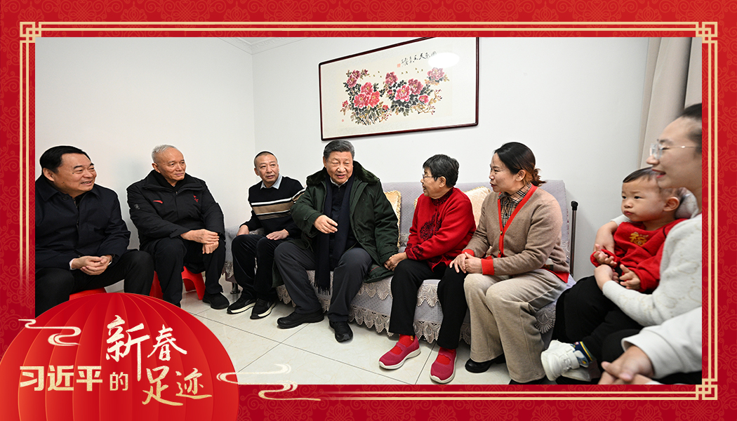 2025年1月23日，農(nóng)歷新年前夕，習(xí)近平總書(shū)記在遼寧沈陽(yáng)大東區(qū)長(zhǎng)安街道長(zhǎng)安小區(qū)考察時(shí)，走進(jìn)居民郎素蘭家中看望。