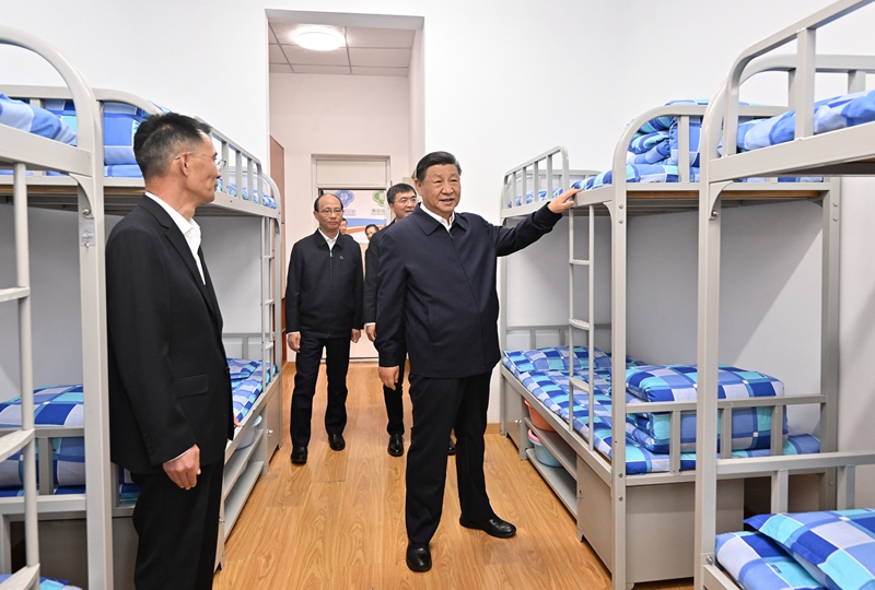 2024年6月18日下午，習(xí)近平總書記在青海果洛西寧民族中學(xué)宿舍樓察看學(xué)生住宿條件。