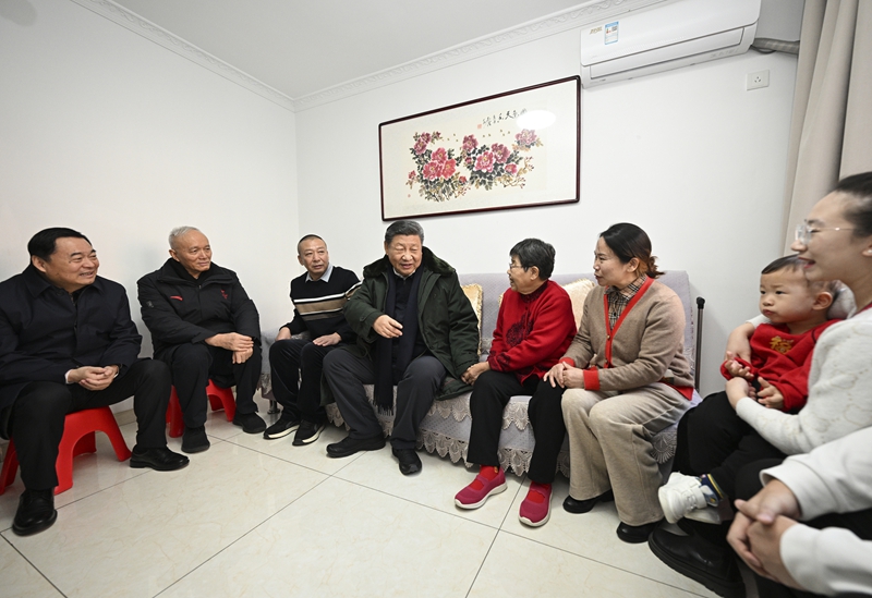 2025年1月23日上午，習(xí)近平總書記在遼寧沈陽大東區(qū)長安街道長安小區(qū)考察時，走進(jìn)居民郎素蘭家中看望。