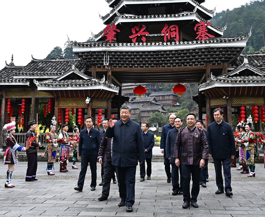 2025年3月17日下午，習(xí)近平在黔東南州黎平縣肇興侗寨考察時，在寨門口向身著民族盛裝歡迎的村民揮手致意。新華社記者 燕雁 攝