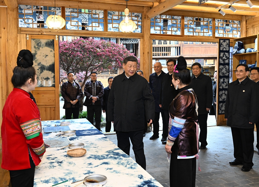 2025年3月17日下午，習(xí)近平在黔東南州黎平縣肇興侗寨侗鄉(xiāng)特色產(chǎn)業(yè)基地考察。新華社記者 謝環(huán)馳 攝