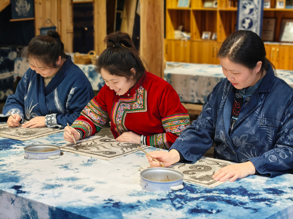 2025年3月14日，村民在肇興侗寨內(nèi)制作蠟染。圖片來源：新華社