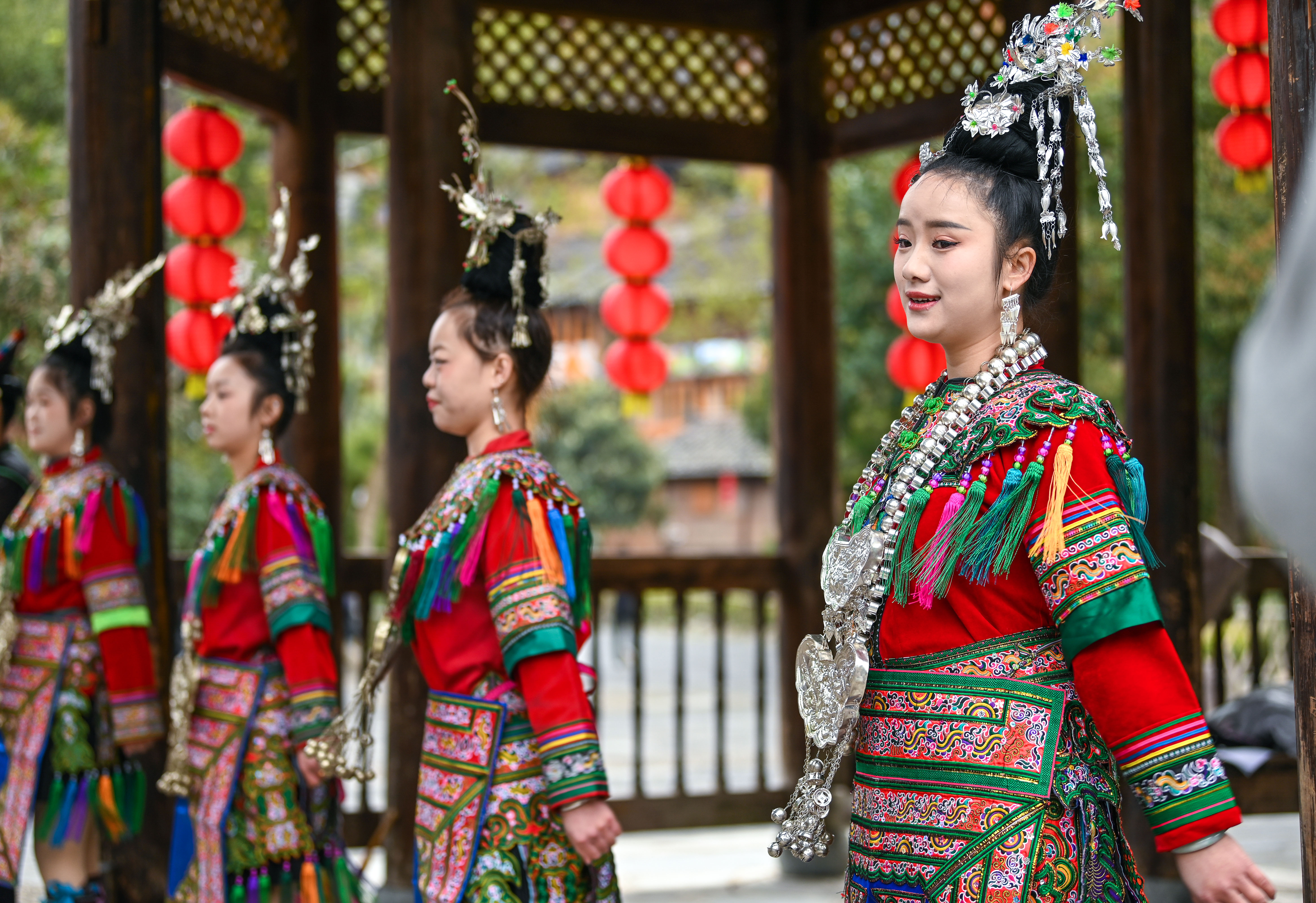  2025年3月18日，侗族群眾在貴州省黎平縣肇興侗寨給游客演唱侗族大歌。