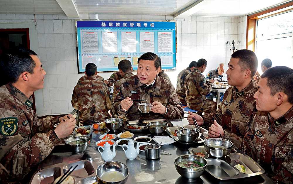 2014年1月26日，習(xí)近平主席專程來(lái)到內(nèi)蒙古軍區(qū)邊防某部，親切看望慰問(wèn)戍邊官兵。這是在連隊(duì)食堂，習(xí)近平主席同戰(zhàn)士們一起用餐。