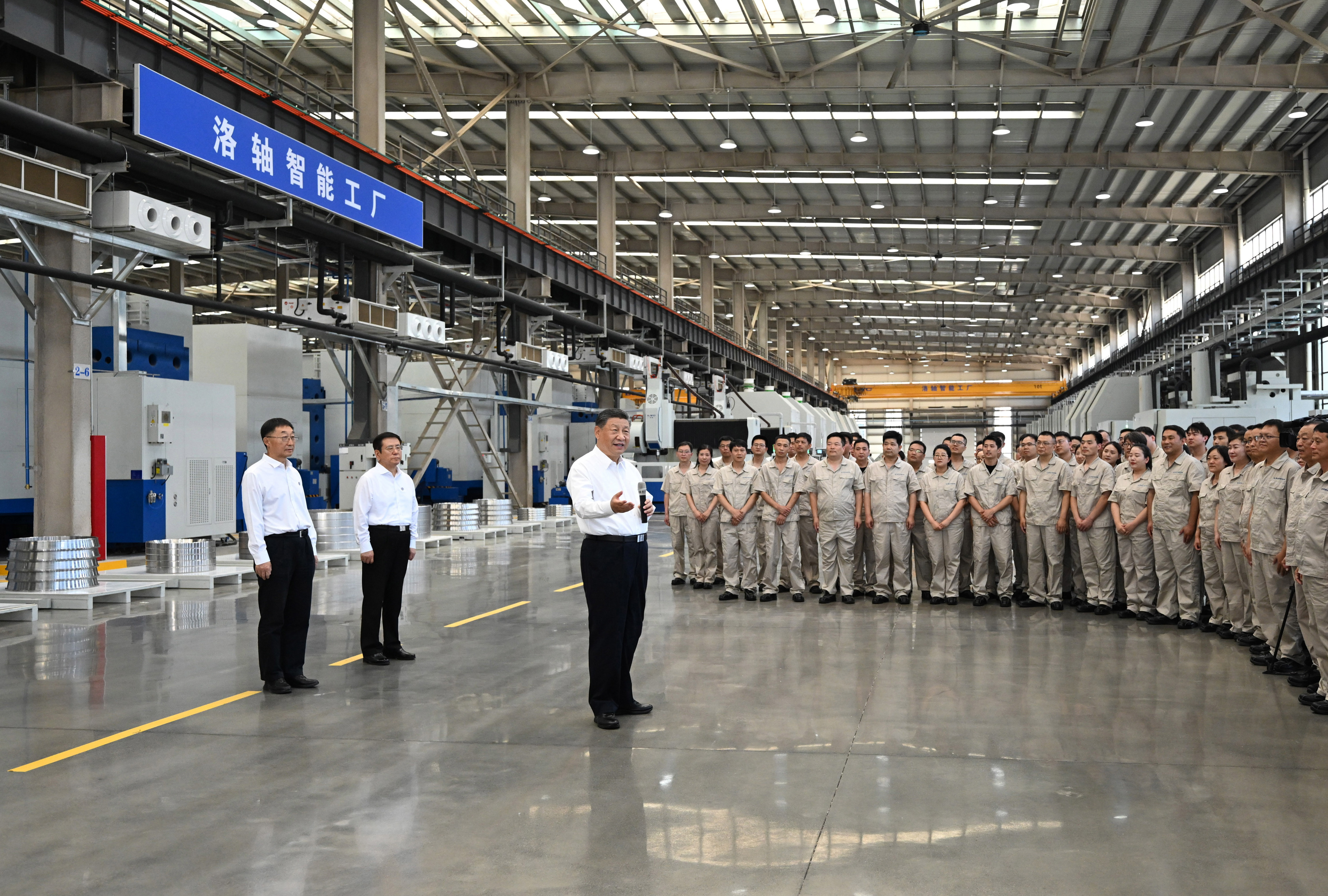 5月19日至20日，中共中央總書記、國家主席、中央軍委主席習近平在河南考察。這是19日下午，習近平在洛陽軸承集團股份有限公司智能工廠考察時，同企業(yè)職工親切交流。新華社記者 燕雁 攝