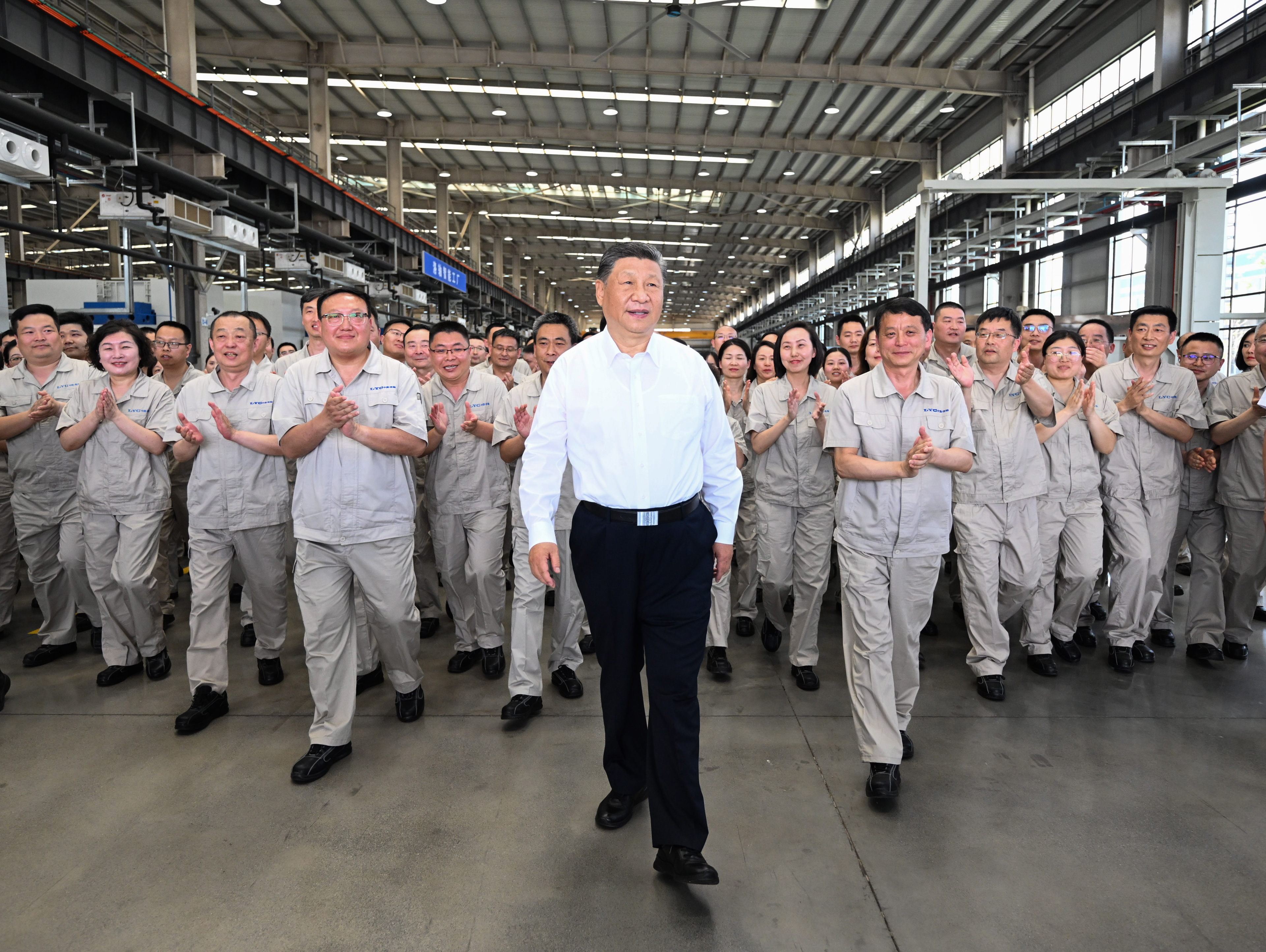 月19日至20日，中共中央總書記、國家主席、中央軍委主席習(xí)近平在河南考察。這是19日下午，習(xí)近平在洛陽軸承集團(tuán)股份有限公司智能工廠考察時(shí)，同企業(yè)職工在一起。新華社記者 燕雁 攝
