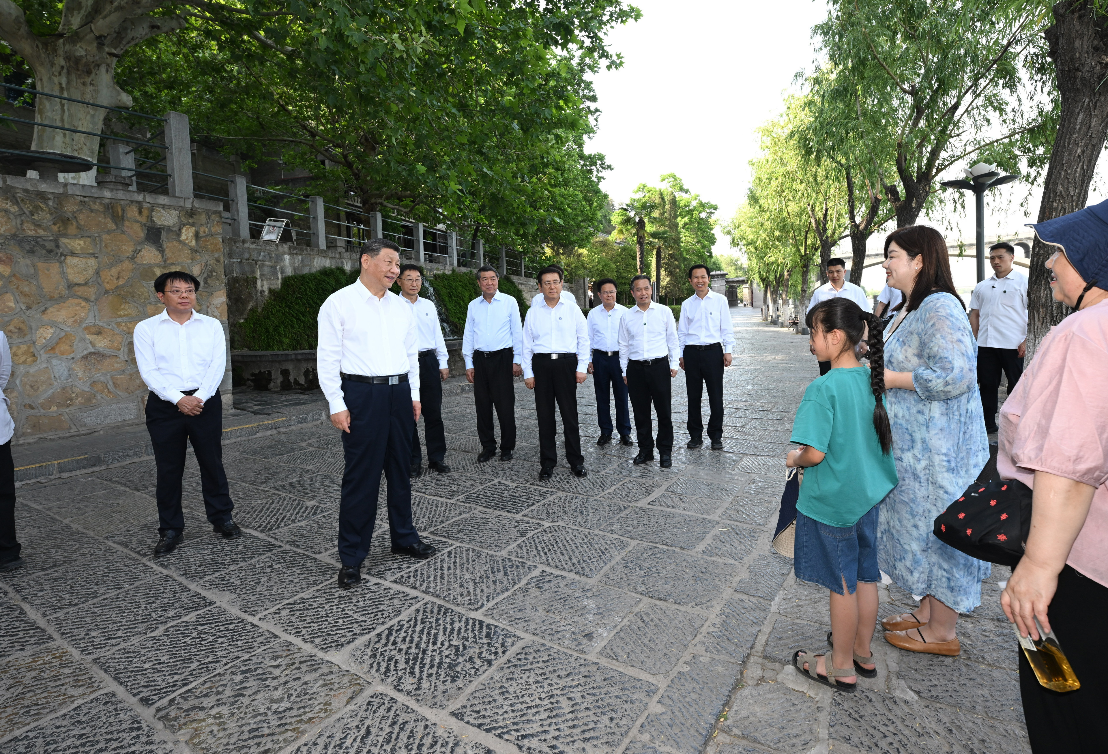 5月19日至20日，中共中央總書記、國家主席、中央軍委主席習近平在河南考察。這是19日下午，習近平在洛陽龍門石窟考察時，同游客親切交流。新華社記者 謝環(huán)馳 攝