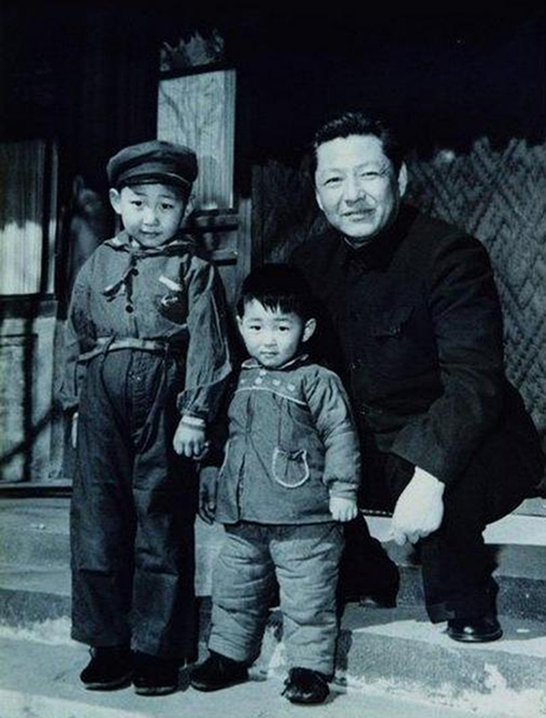 1958年，習(xí)仲勛與兒子習(xí)近平、習(xí)遠(yuǎn)平在一起。