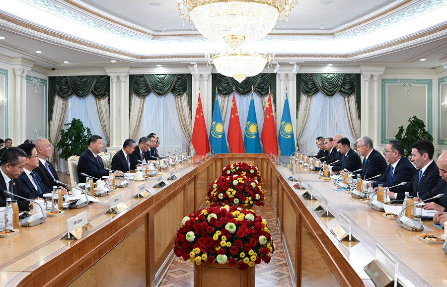 當(dāng)?shù)貢r間6月16日下午，哈薩克斯坦總統(tǒng)托卡耶夫同中國國家主席習(xí)近平在阿斯塔納總統(tǒng)府舉行會談。