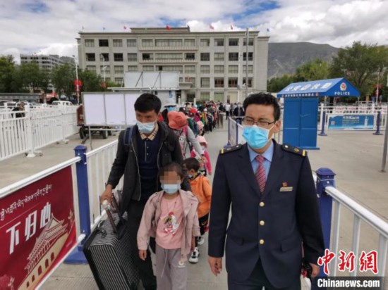 圖為拉薩車站工作人員為西藏先心病患兒和陪同人員提供“綠色”接力幫扶，并開通了專門通道，讓他們快速進(jìn)站上車。拉薩車站 供圖