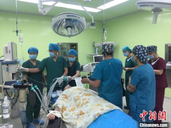 圖為馬少元(左二)為患者做手術(shù)。青海省第四人民醫(yī)院供圖