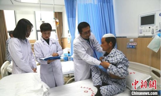 圖為馬少元(右二)為患者做檢查。青海省第四人民醫(yī)院供圖