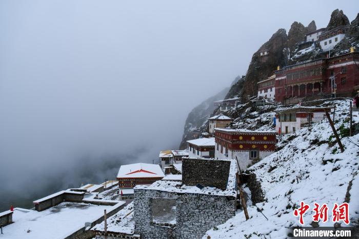 位于孜珠山頂?shù)乃聫R被云霧環(huán)繞，猶如仙境。　江飛波 攝