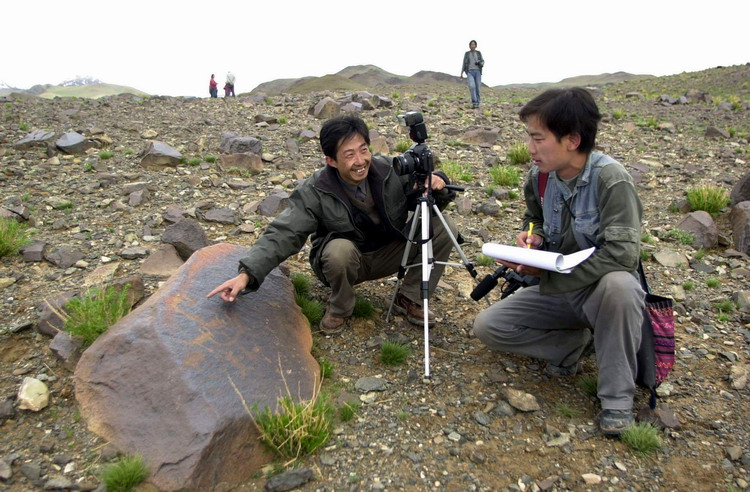 這是科考人員在考察加林山巖畫。（唐召明2001年攝）.jpg