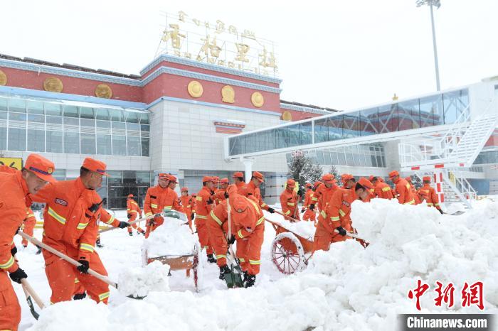 風雪中奮戰(zhàn)150分鐘云南森林消防搶通高原機場