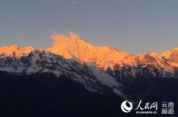 迪慶梅里雪山“日照金山”景觀。（供圖）
