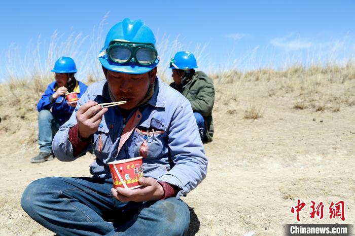 青海藏鄉(xiāng)脫貧致富見聞：“電通了，日子也富裕了”