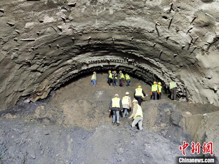 圖為久馬高速查針梁子隧道施工現(xiàn)場(chǎng)?！⊥貔i 攝