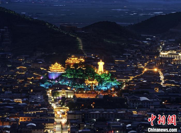 圖為滇藏茶馬古道重鎮(zhèn)獨(dú)克宗古城已成為知名旅游景點(diǎn)?！『蜁匝?攝