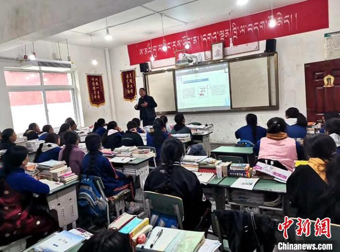 學生在免費輔導班上課?！∧岈敵?攝