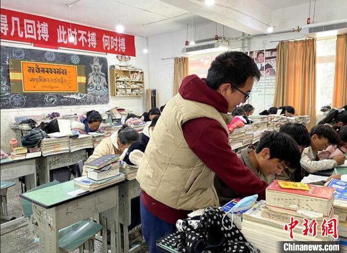 學生在免費輔導班上課?！∧岈敵?攝