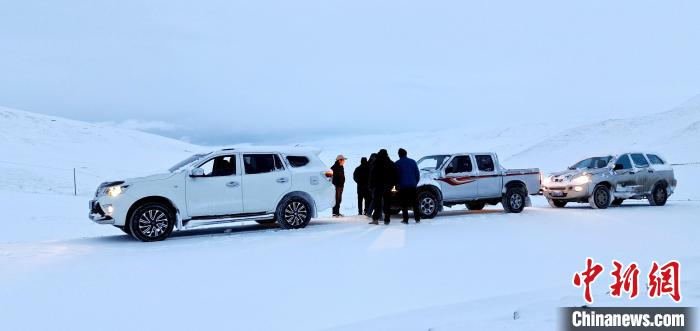 青海三江源：牧民生態(tài)管護人員開啟風(fēng)雪巡山路