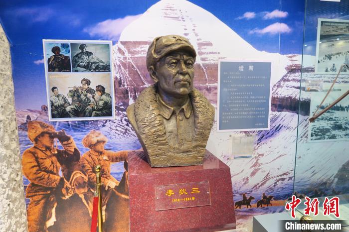 圖為南疆軍區(qū)某合成團(tuán)1連榮譽(yù)室，雕像是進(jìn)藏先遣英雄連總指揮李狄三。　楊程晨 攝