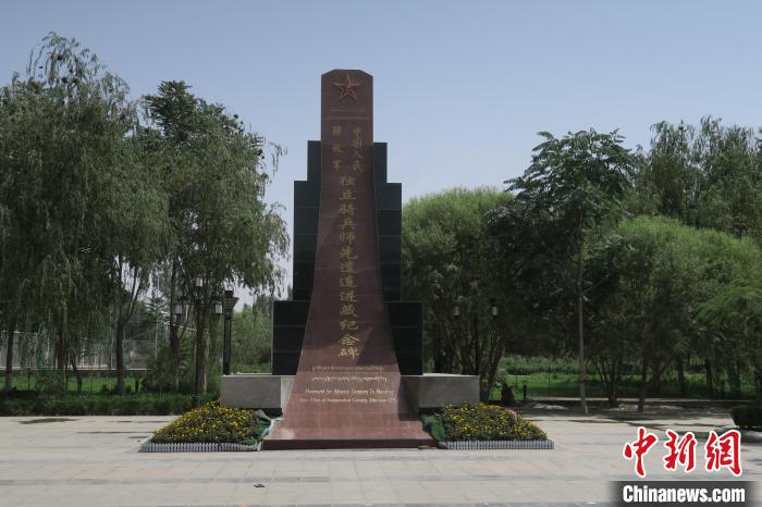 圖為位于于田縣中心的中國人民解放軍獨(dú)立騎兵師先遣連進(jìn)藏紀(jì)念碑?！畛坛?攝