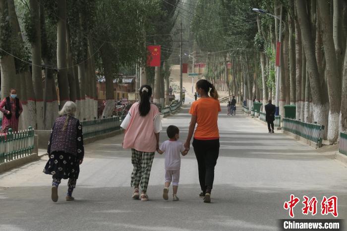 圖為進(jìn)藏先遣英雄連誓師地原址所在的新疆維吾爾自治區(qū)和田地區(qū)于田縣普魯村現(xiàn)貌?！畛坛?攝