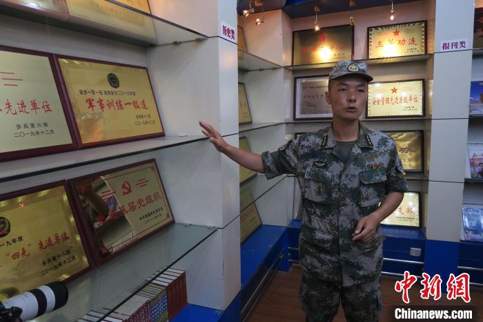 圖為南疆軍區(qū)某合成團(tuán)1連連長(zhǎng)齊楠?！畛坛?攝