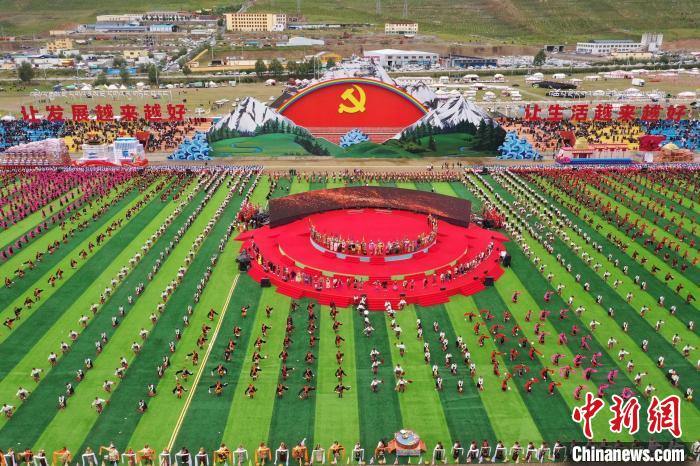 圖為玉樹藏族自治州成立70周年慶祝大會(huì)現(xiàn)場(chǎng)?！●R銘言 攝