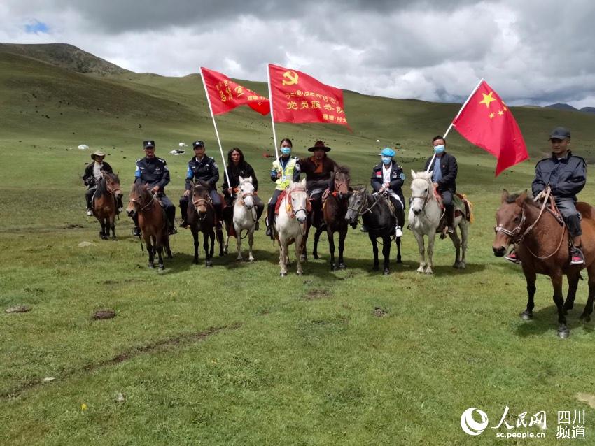 馬背宣講隊。巴登攝