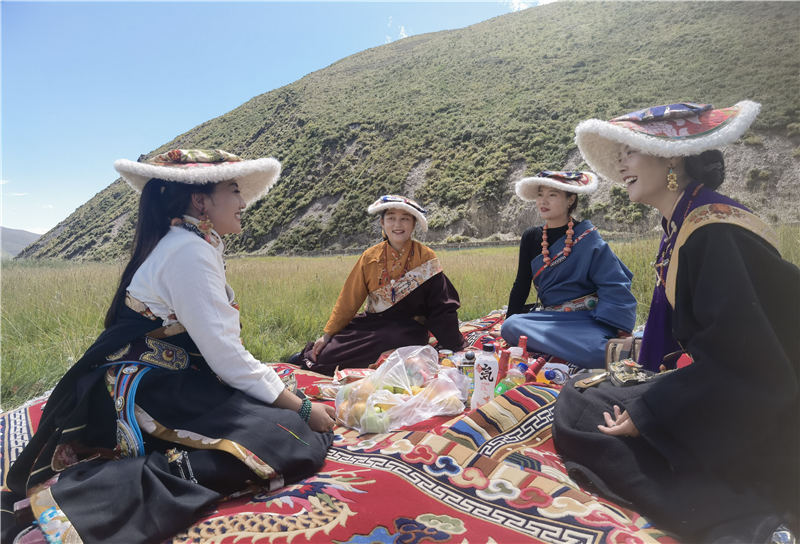 拉姆和她的朋友們在砂場修復(fù)點耍壩子。甘孜州石渠生態(tài)環(huán)境局供圖