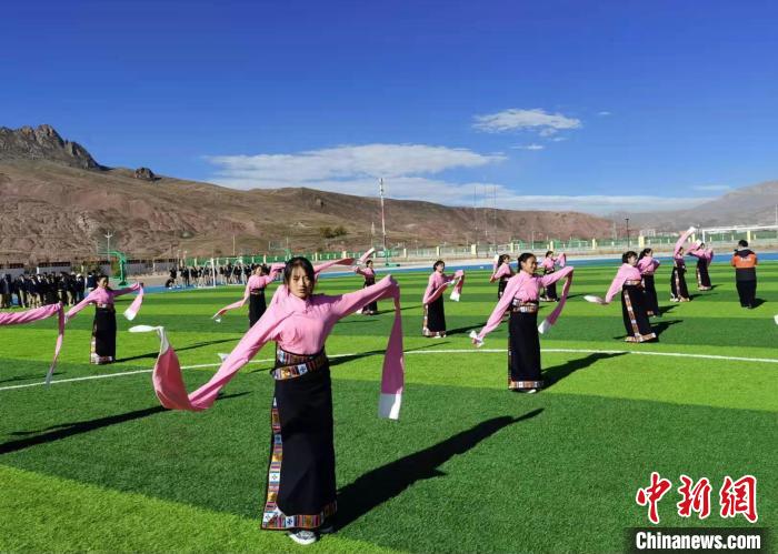 圖為青海師范大學(xué)附屬玉樹實(shí)驗(yàn)學(xué)校學(xué)生在綠茵場跳起囊謙古舞—卓根瑪。　白劼 攝