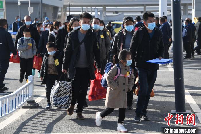 圖為搬遷民眾剛出火車站?！《P 攝