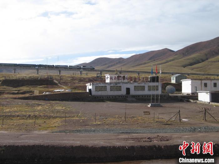 圖為青藏鐵路通車后列車經(jīng)過中鐵西北院風(fēng)火山觀測站。(資料圖) 中鐵西北科學(xué)研究院供圖