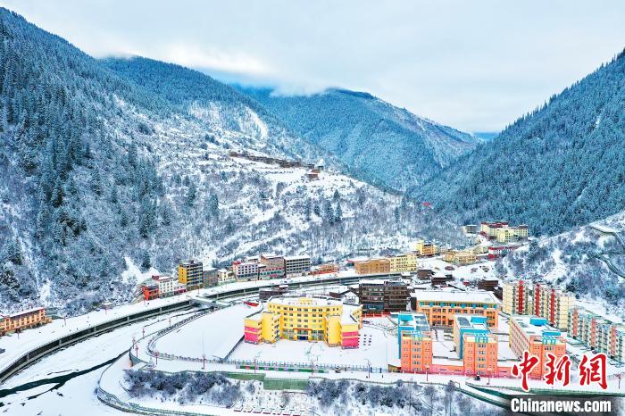 壤塘的雪后美景?！∪捞量h融媒體中心供圖