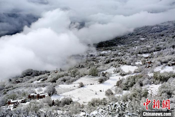 雪后的丹巴半山云霧繚繞?！±钣腊?攝