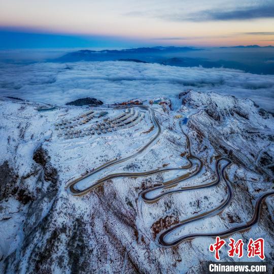 雪后的牛背山山頂和崎嶇的公路。　李凱 攝