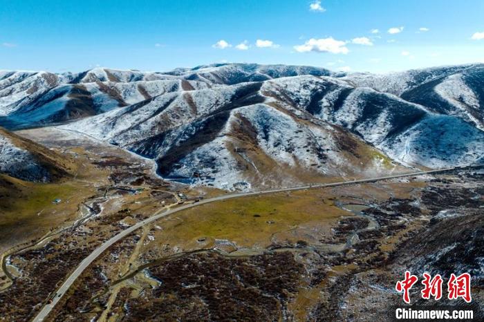 西成高鐵紅原2號隧道出口附近山頭已被雪覆蓋?！⒅铱?攝