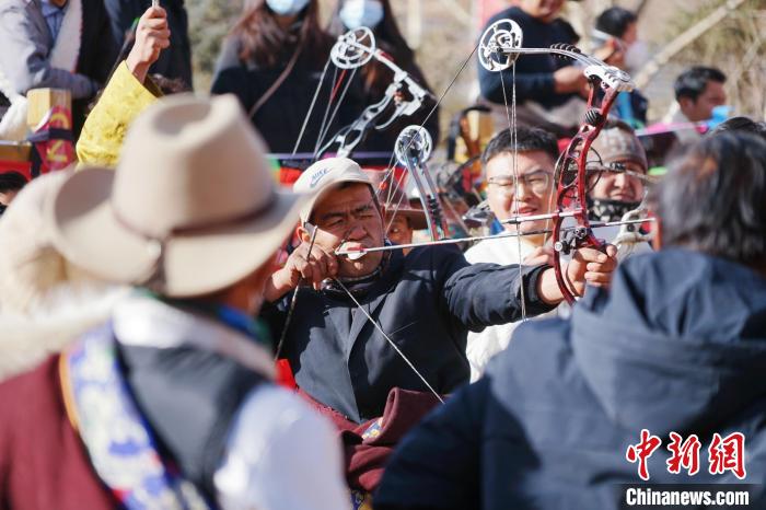 圖為藏族民眾比拼射箭技藝。　馬銘言 攝