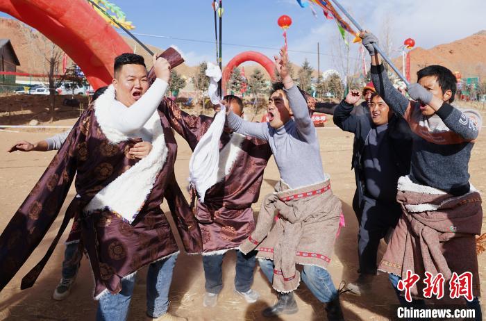 圖為藏族民眾跺腳歡呼慶祝弓箭手射中靶心?！●R銘言 攝