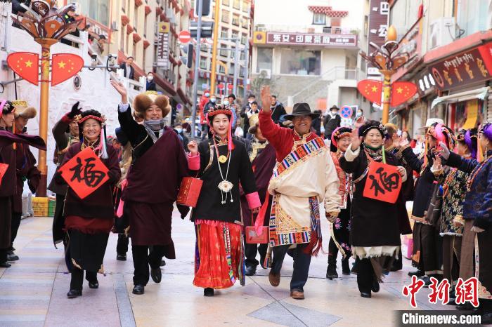 丹巴街頭快閃送祝福。　李永安 攝