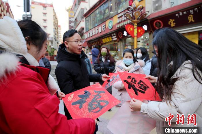 街頭市民收到送的“福”字。　李永安 攝