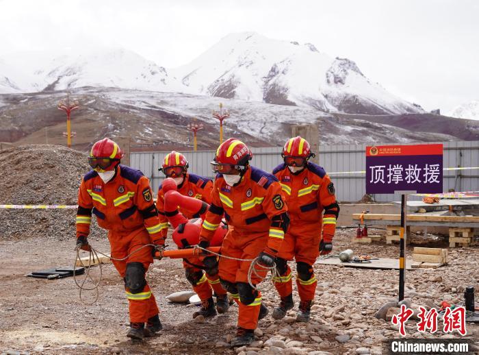 圖為地震實戰(zhàn)拉動現(xiàn)場，參演人員正在轉移受傷人員?！∮駱湎拦﹫D