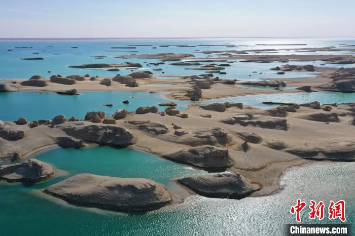 航拍青海大柴旦烏素特水上雅丹奇特景觀?！●R銘言 攝